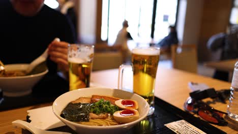 라멘을 먹고 맥주를 마시는 사람