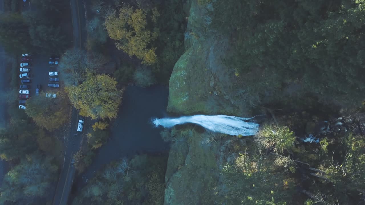 vista de pájaros de 4k de las hermosas cataratas de wahkeena - lugares para ver en portland, oregon - destino turístico