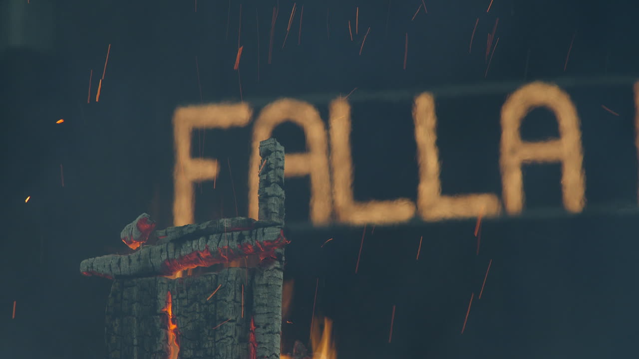 ruinas ardientes de ninot en la celebración de fallas en españa