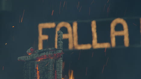 ruinas ardientes de ninot en la celebración de fallas en españa