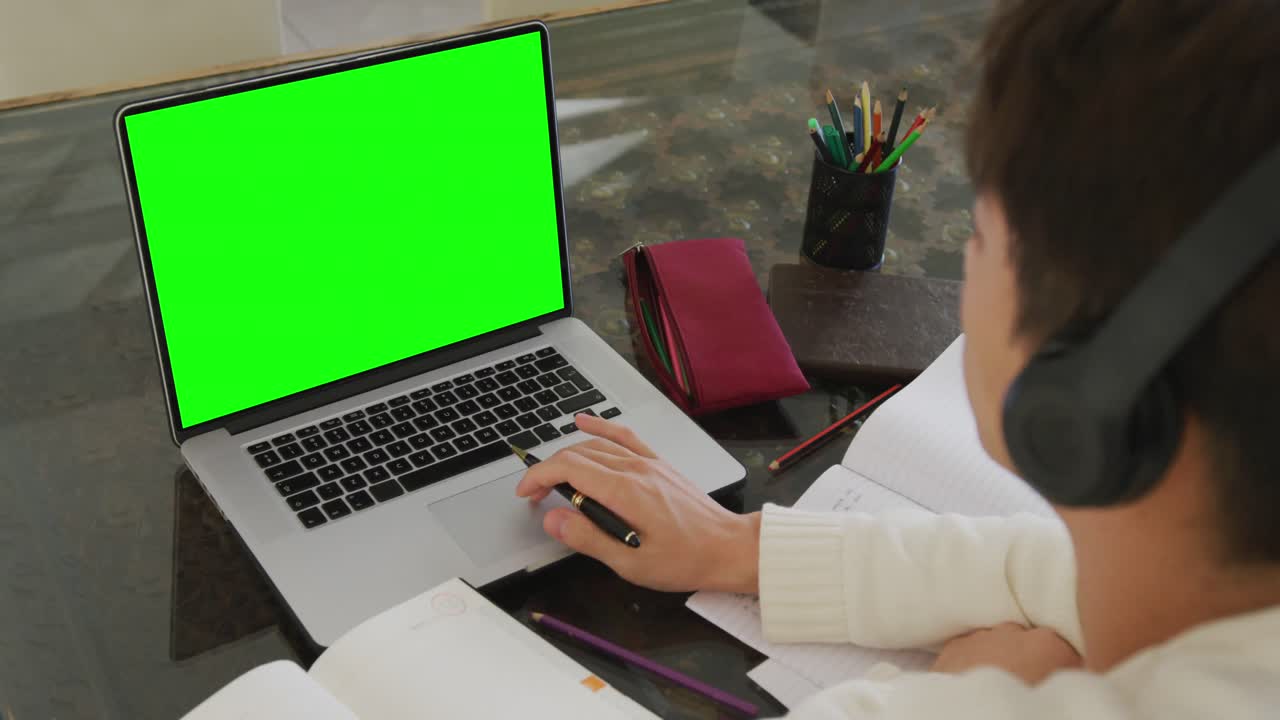 animación de un niño asiático con auriculares teniendo lecciones en línea en una computadora portátil con espacio para copiar