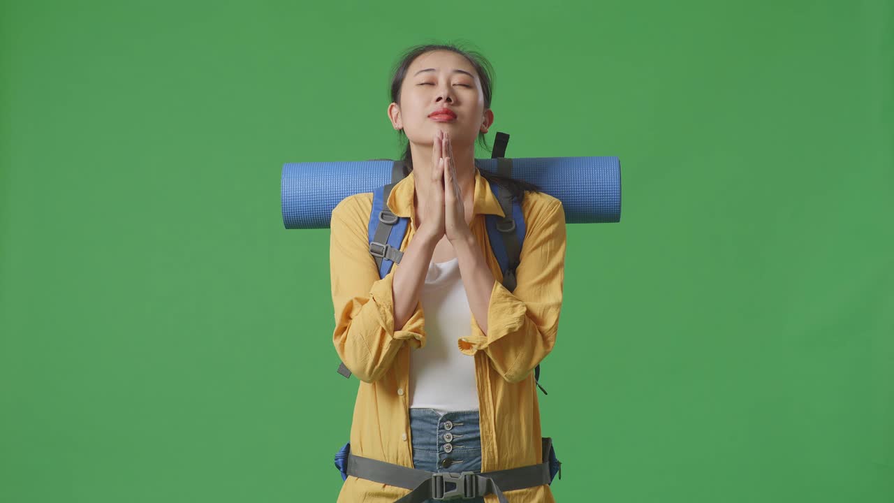 женщина-путешественница молится