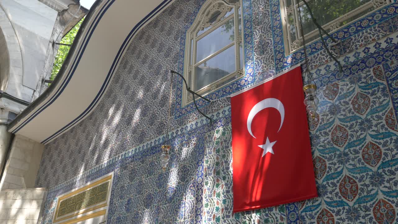 イスタンブールの歴史的に装飾された建物にかかるトルコ国旗