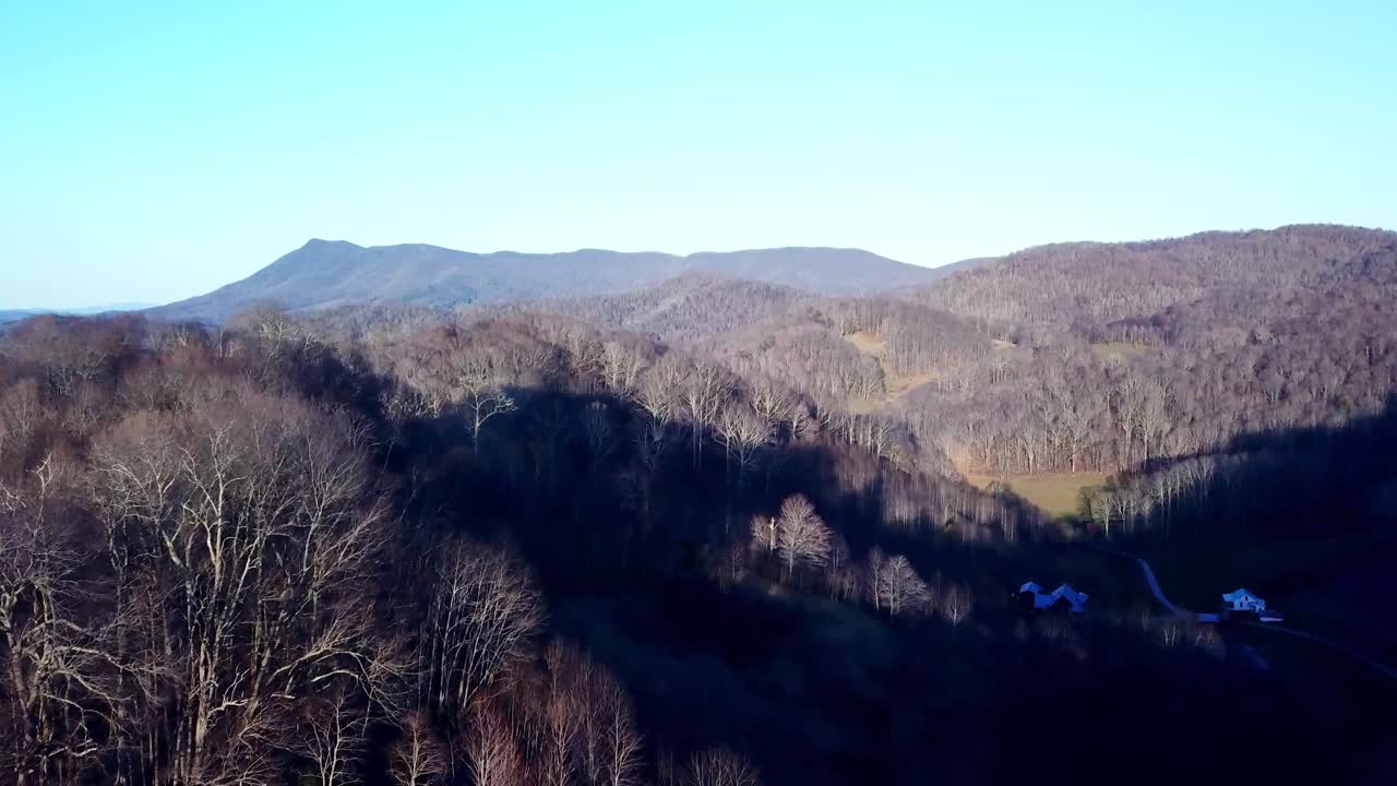 montaña serpiente nc, montaña serpiente carolina del norte en segundo plano zoom aéreo en 4k
