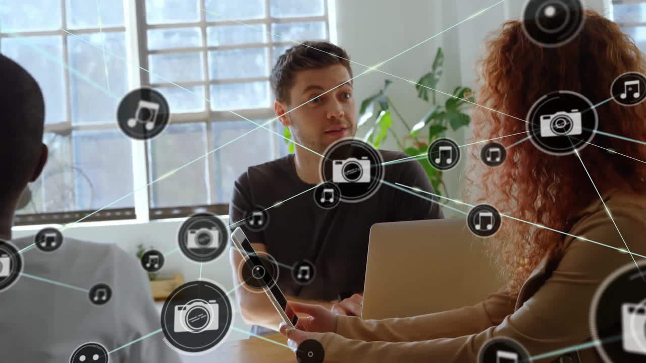 анимация сети связей с иконами над различными деловыми людьми в офисе