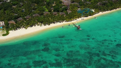 Volando-En-La-Costa-Del-Océano-En-El-Dron