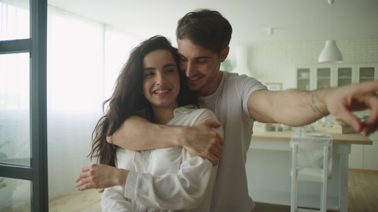 pareja feliz abrazándose y planeando el interior