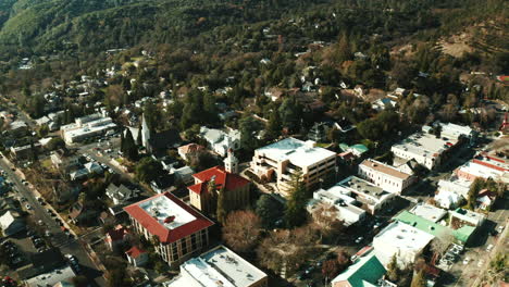 Drohnenaufnahme-Der-Innenstadt-Von-Sonora,-Kalifornien,-Im-Tuolumne-County