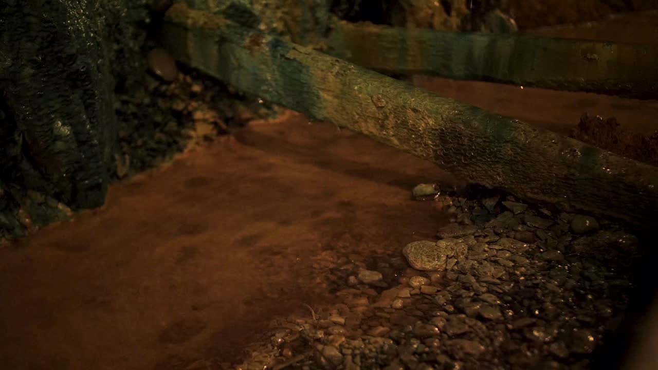 agua goteando del viejo equipo minero oxidado