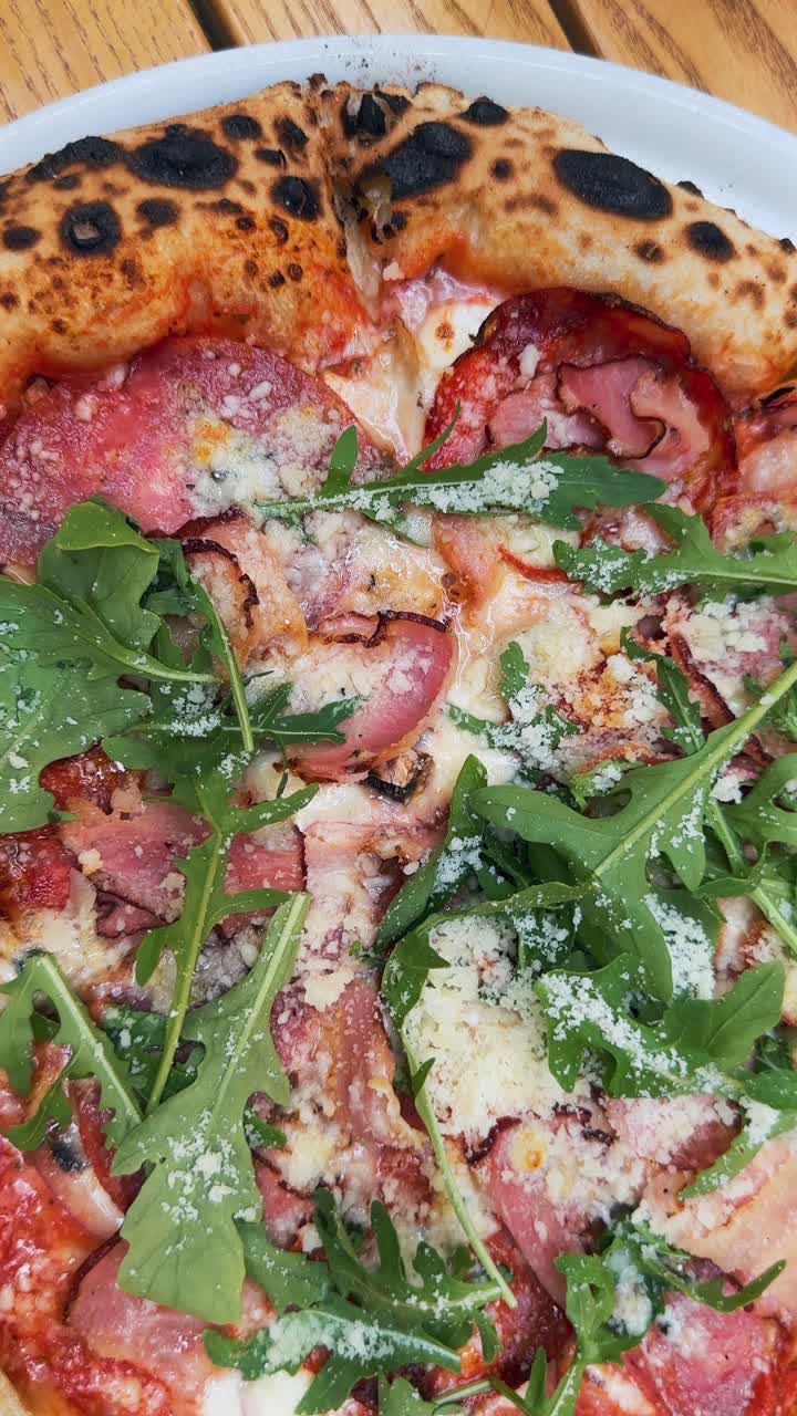 햄, 베이컨, 루쿨라, 치즈로 된 피자