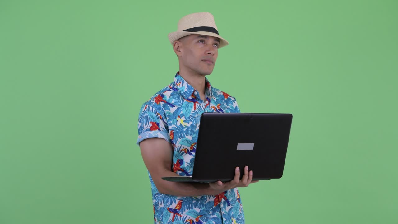 atractivo turista multiétnico listo para las vacaciones