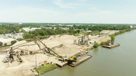 vista aérea de un pozo de arena y grava en la orilla del río arkansas en van buren, arkansas, ee.uu.