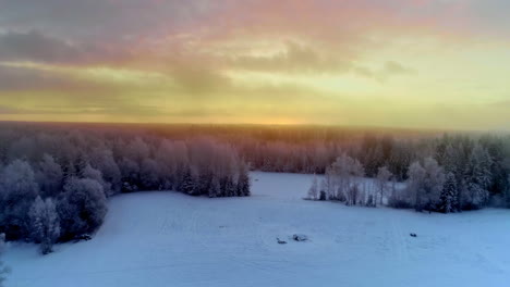 Brumoso-Atardecer-Dorado-Sobre-El-Paisaje-Cubierto-De-Nieve-En-Invierno-Helado