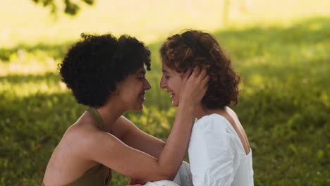 Romantic-couple-in-the-park