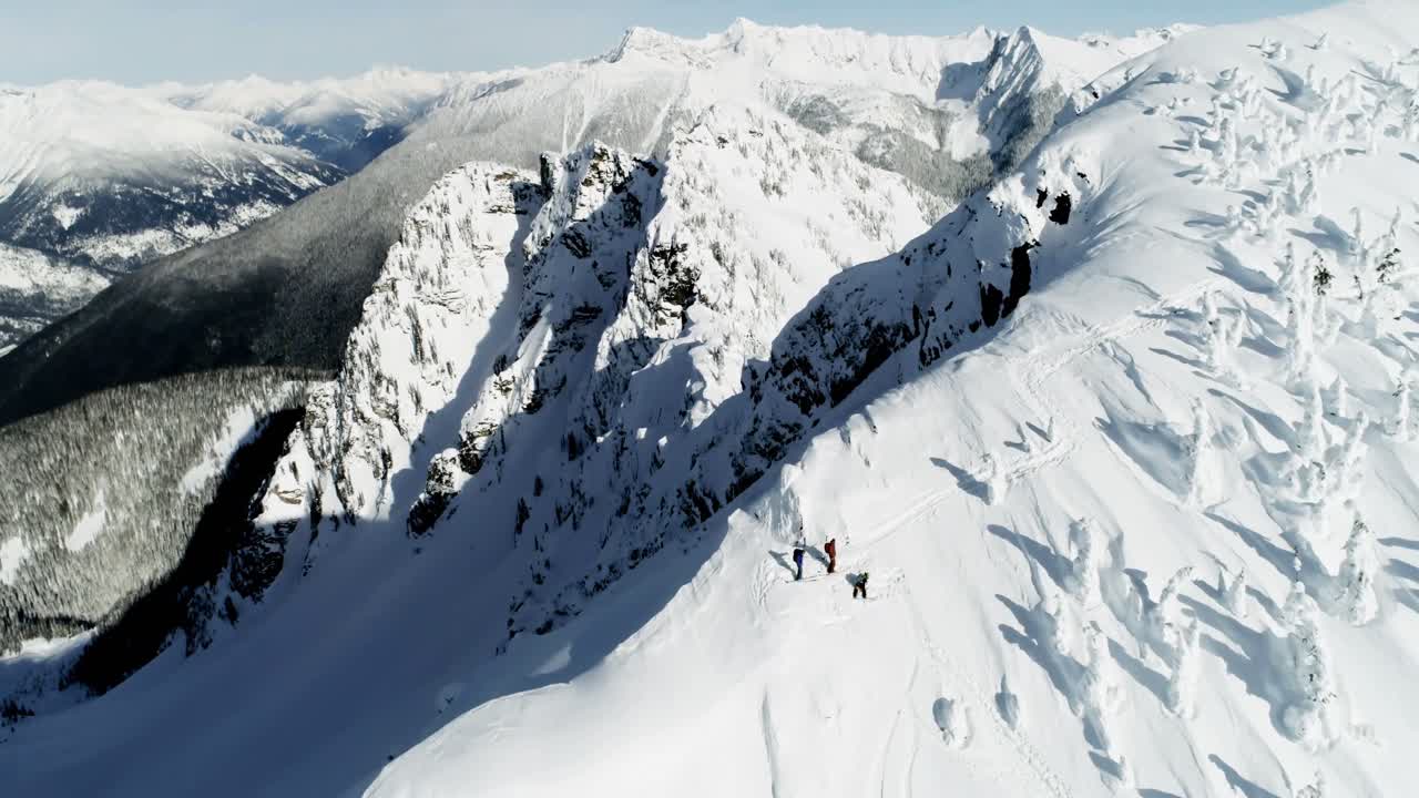 esquiadores de pie en una montaña cubierta de nieve 4k