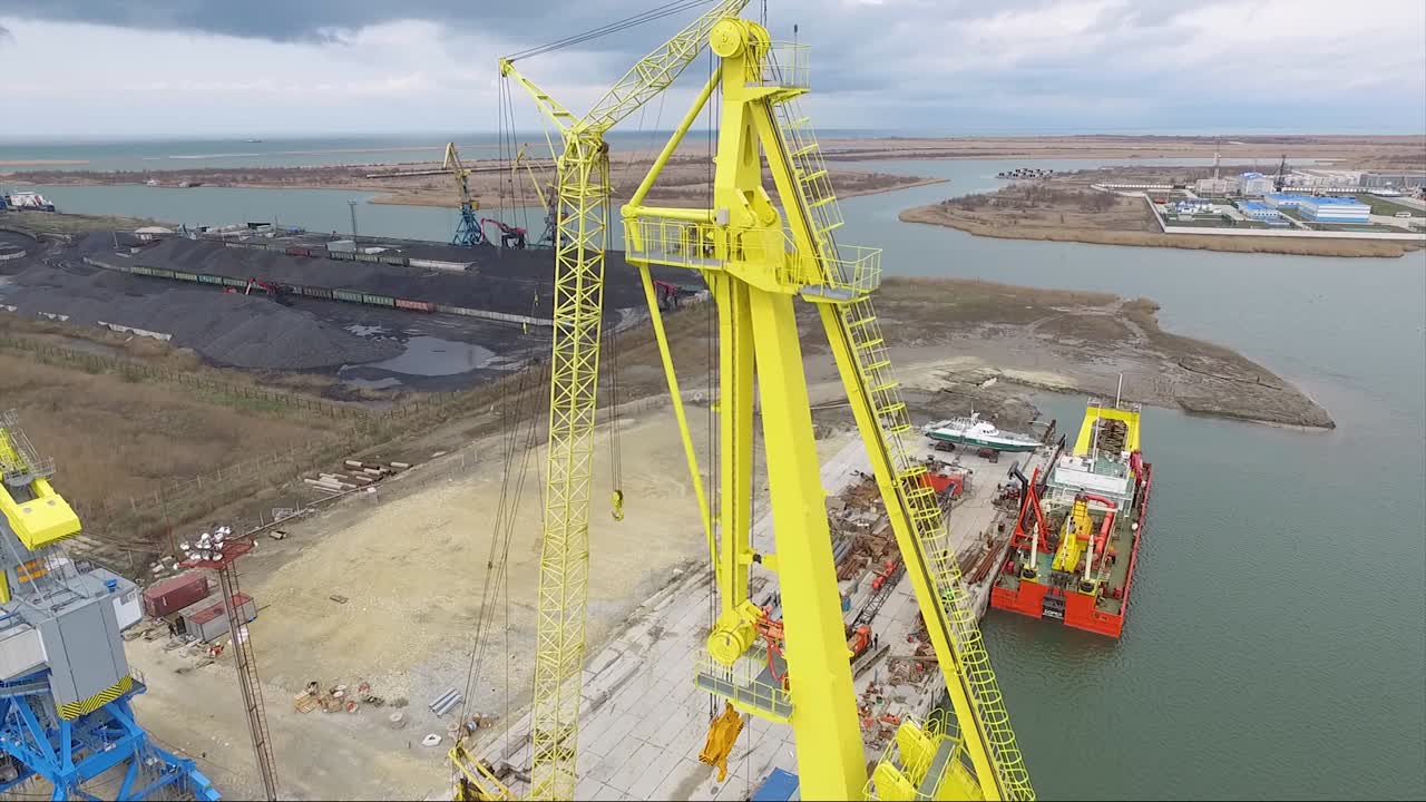 operaciones con grúas portuarias