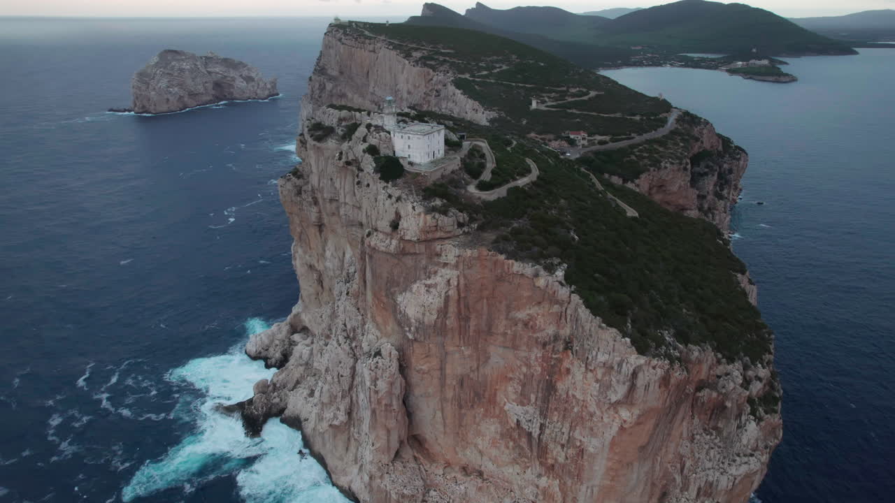 사르데냐 섬의 케이프 카치아 (cape caccia) 는 사르데니아 섬에 있는 이 유명한 케이프의 등대 도에서 해가 지는 동안의 멋진 공중 풍경이다.