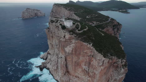 Cabo-Caccia,-Cerdeña:-Maravillosa-Vista-Aérea-En-órbita-Del-Faro-De-Este-Famoso-Cabo-En-La-Isla-De-Cerdeña-Y-Durante-La-Puesta-De-Sol