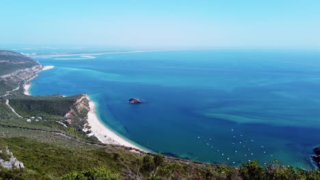 Schwenk-Zeitraffervideo-Aus-Portinho-Da-Arrábida,-Portugal,-Mit-Unberührtem-Meer-Und-Langen-Stränden-Im-Hintergrund