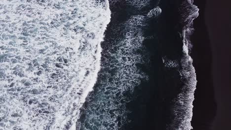 Hermosa-Antena-Cinematográfica-De-Arriba-Hacia-Abajo-De-Profundas-Olas-Del-Océano-Azul-Claro-Rodando-Hacia-La-Orilla