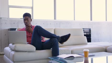 guapo ejecutivo afroamericano usando una computadora portátil en una oficina moderna 4k