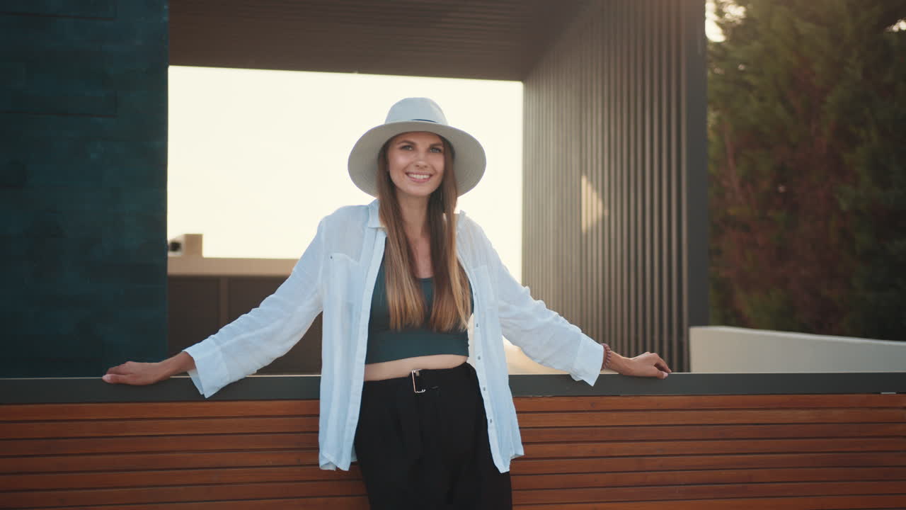 mujer en elegante traje de verano de casa moderna