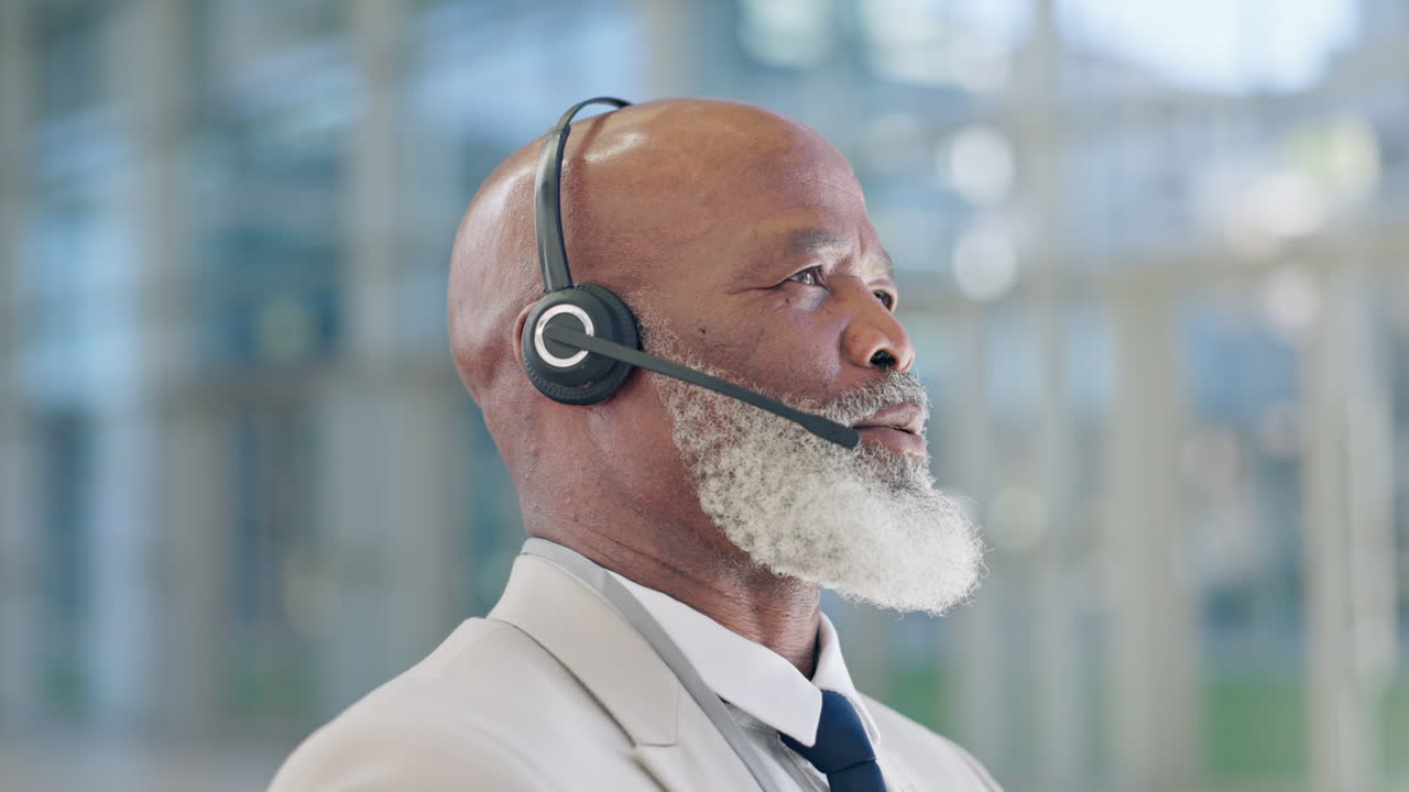 consultor senior, hombre, escucha.