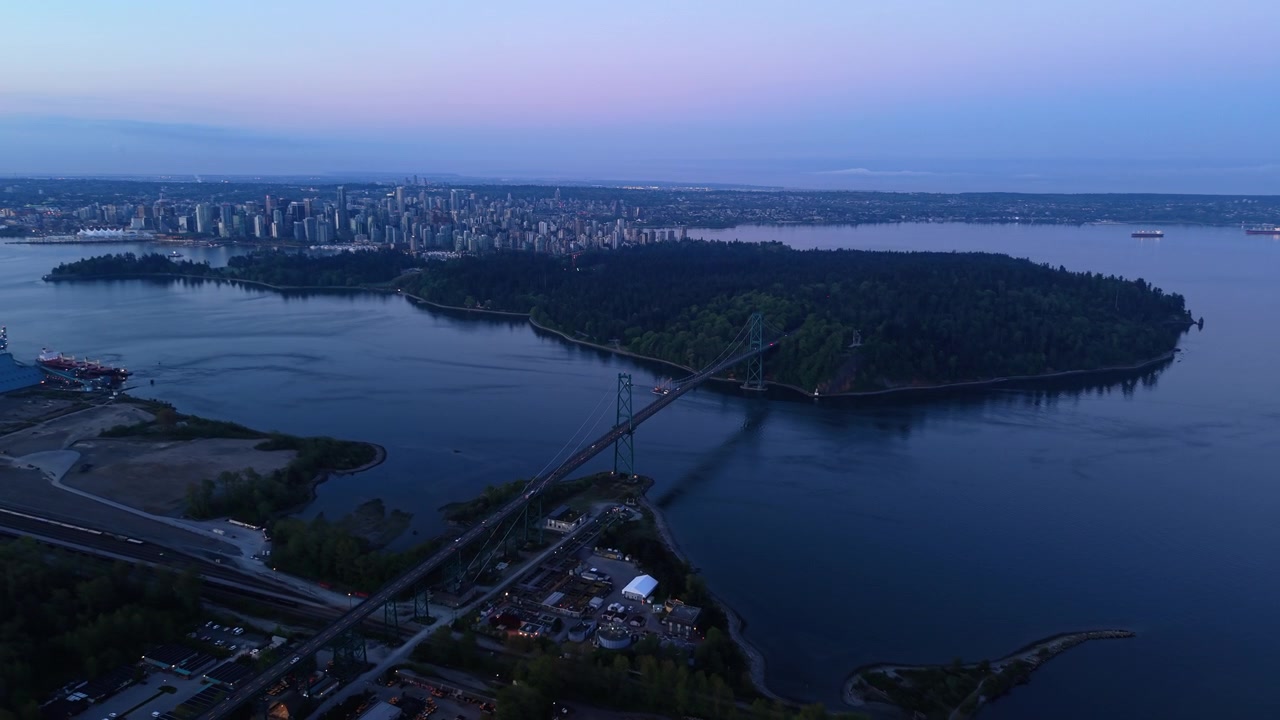 Ampia veduta aerea di Stanley Park a Vancouver e del celebre ponte Lions Gate all'alba