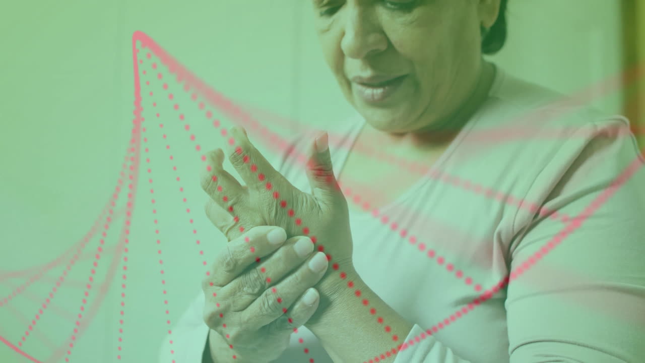 animación de una cadena de adn sobre una mujer biracial mayor sosteniendo su mano