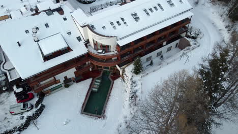 Hotels-surrounded-by-snowy-Alpine-vistas