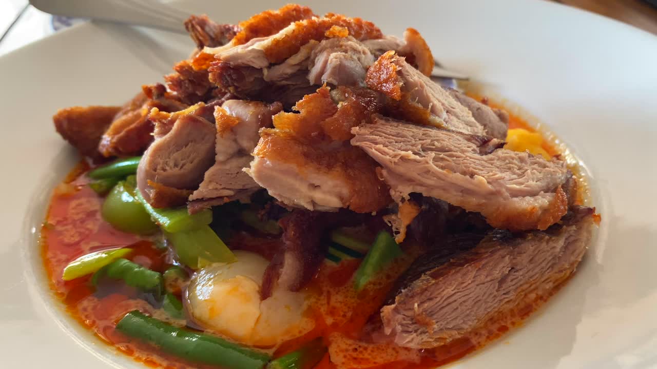 전통적인 태국 레드 커리, 채소와 함께 한 오리 요리, 정통 태국 요리 레스토랑, 4k 움직이는