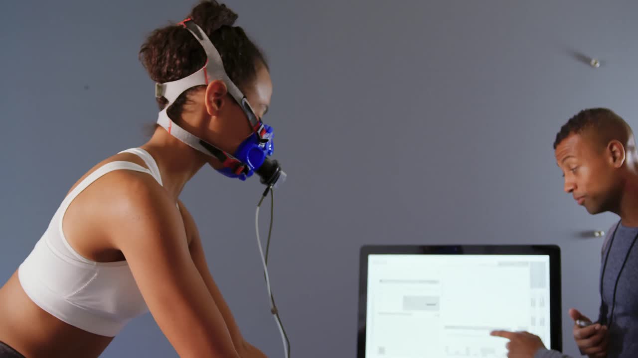 ciclista que utiliza un analizador de gases metabólicos