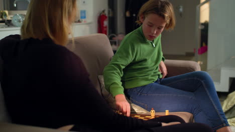 jugando al ajedrez con mamá en casa 3