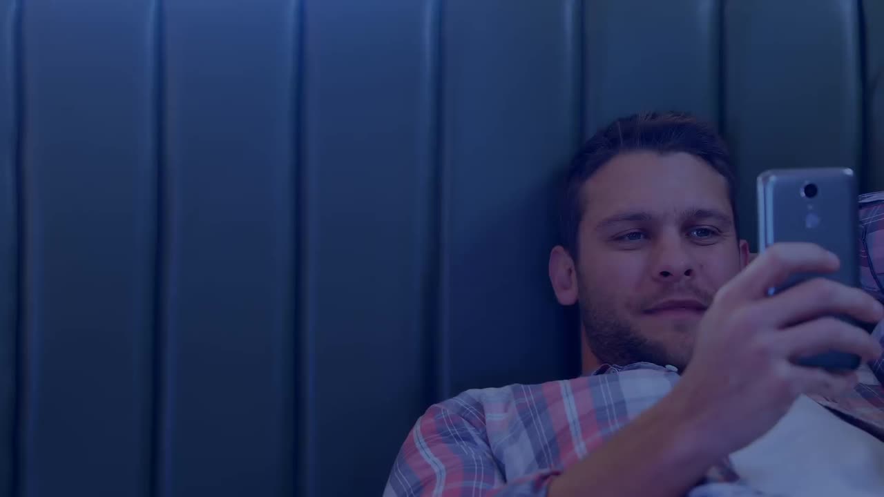 animación de senderos que caen sobre hombres caucásicos usando un teléfono inteligente