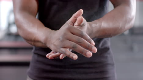 hombre afroamericano en forma estira las manos antes de un entrenamiento