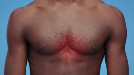 hombre con dolor en el pecho
