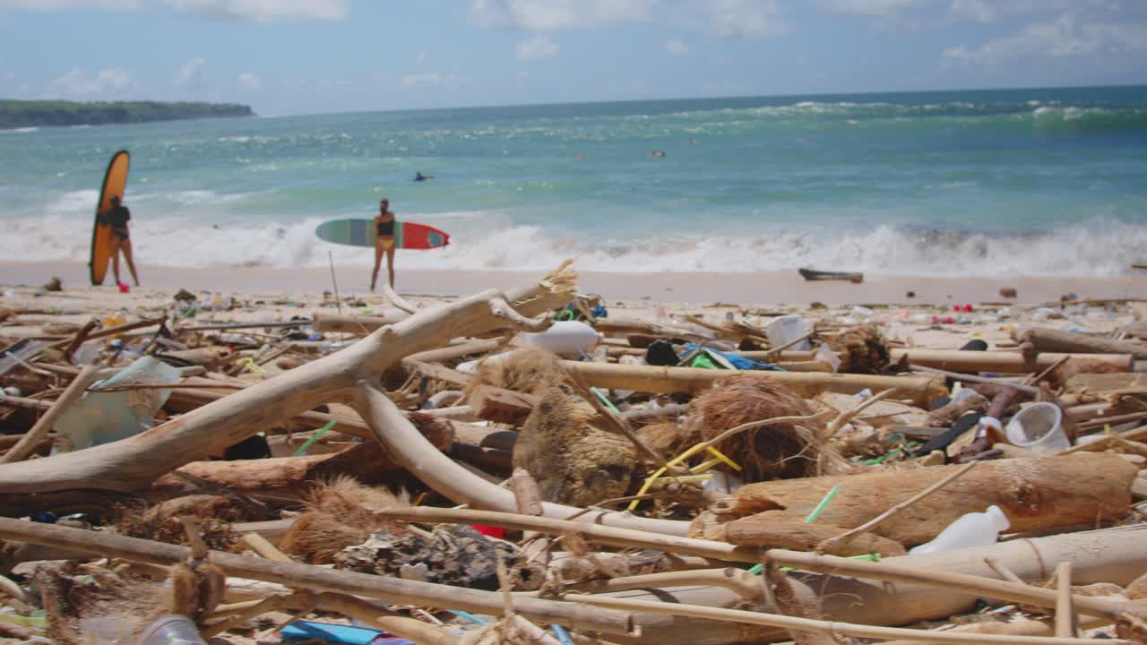 플라스틱 폐기물이 바다를 가득 채우면서 해안의 오염 위기
