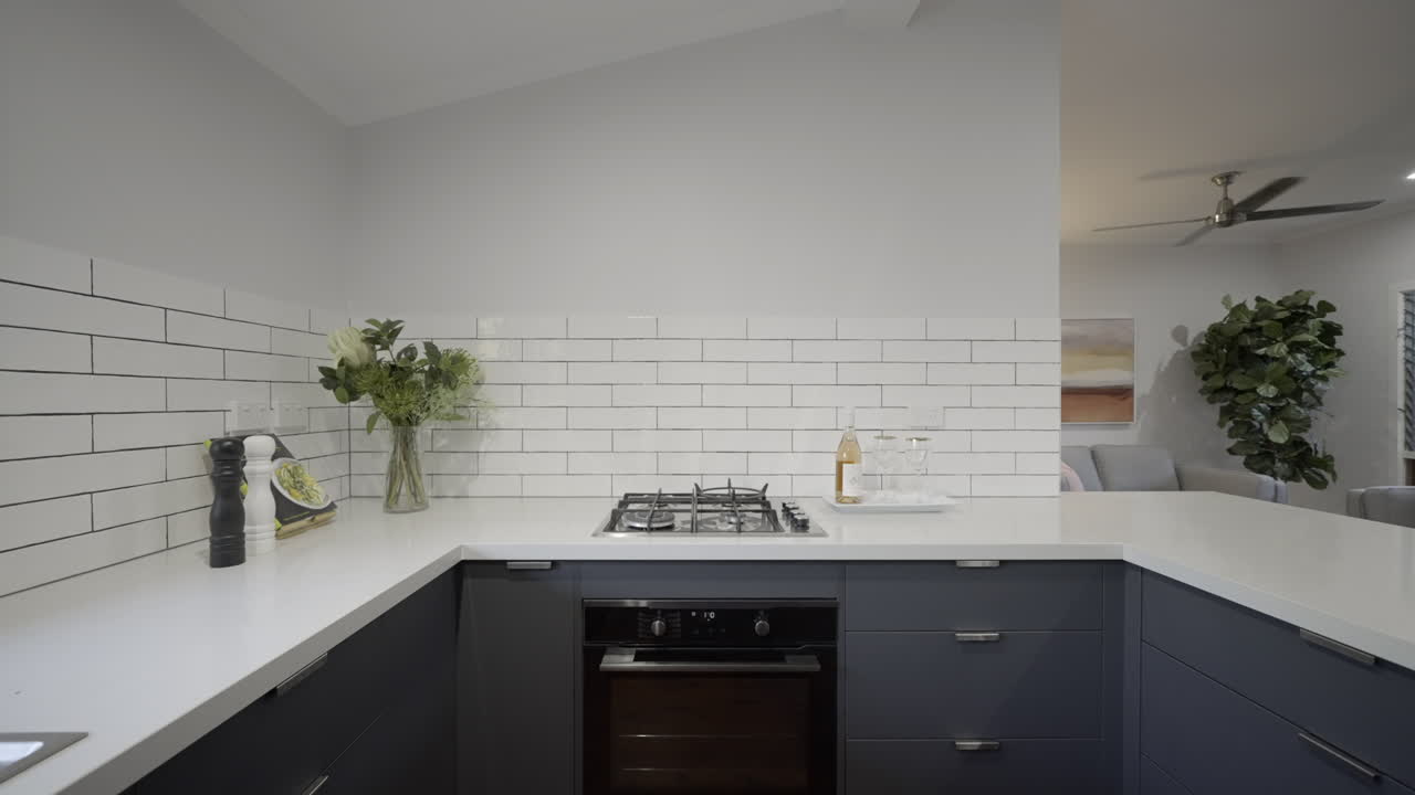 높은 집에 있는 현대적인 개방형 주방, 회색 찬장