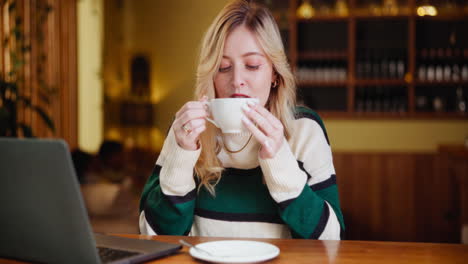 mujer disfrutando de una taza de café en una cafetería