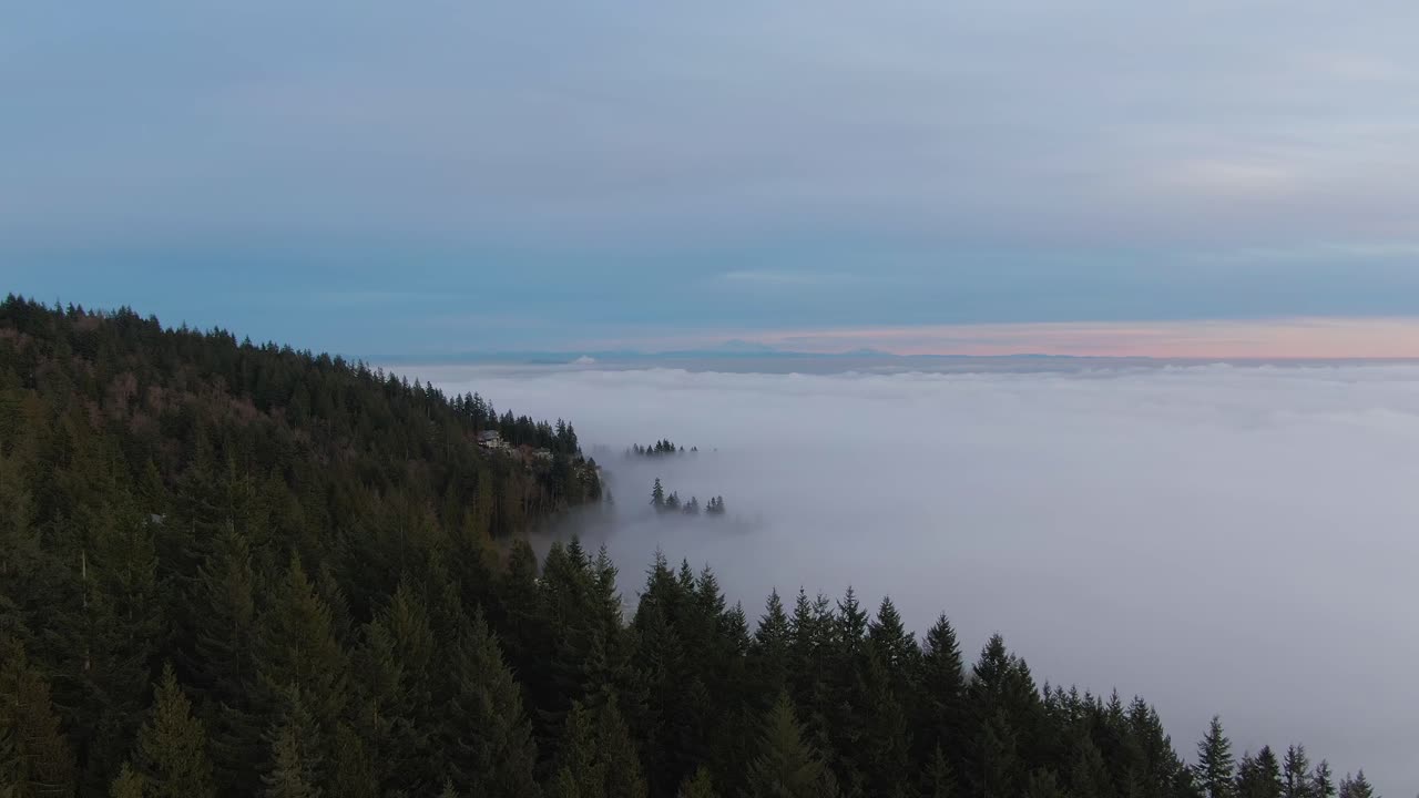vista del paisaje montañoso de la naturaleza canadiense cubierto de nubes y niebla
