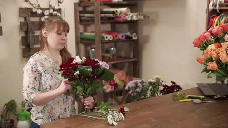 mujer florista arreglando un ramo