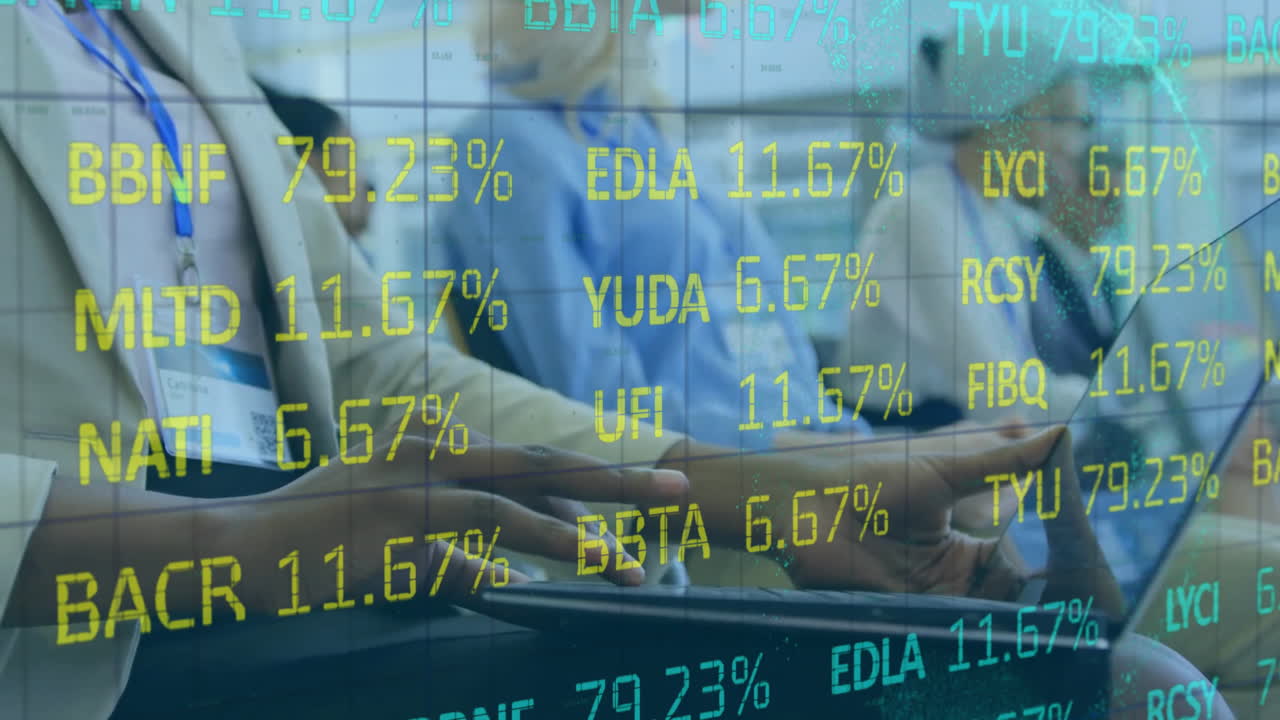 animazione di tavolo di scambio e modello di griglia sopra la sezione media di una donna biraciale che usa un portatile