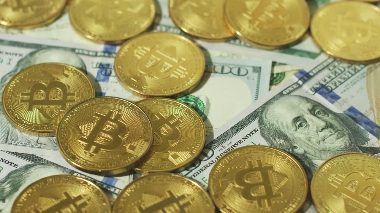 montón de bitcoins de oro en billetes