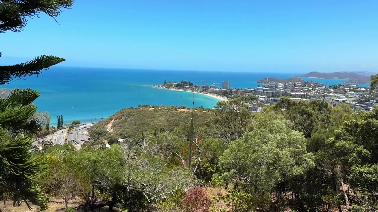 Vista panorámica de las playas de Nueva Caledonia con agua azul turquesa desde la colina Ouen Toro