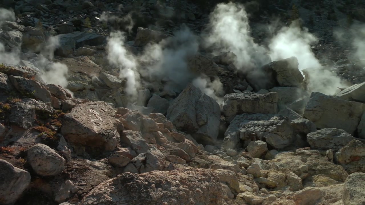 Stomende fumarolen en actieve geothermische openingen in Lassen Volcanic National Park, Californië, VS, met zwavelhoudende stoom die opstijgt door rotsachtig vulkanisch terrein. Statische opname