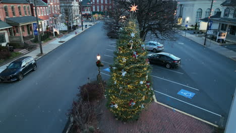 árbol de navidad encendido en la plaza de la ciudad al aire libre en días festivos