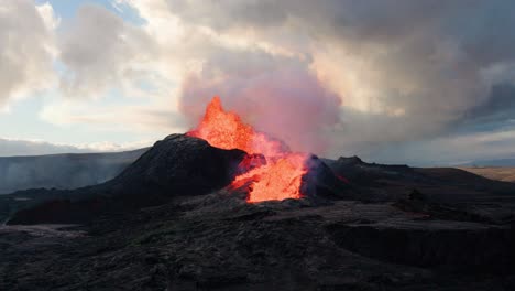 imágenes en cámara lenta de la erupción del volcán islandia fagradalsfjall