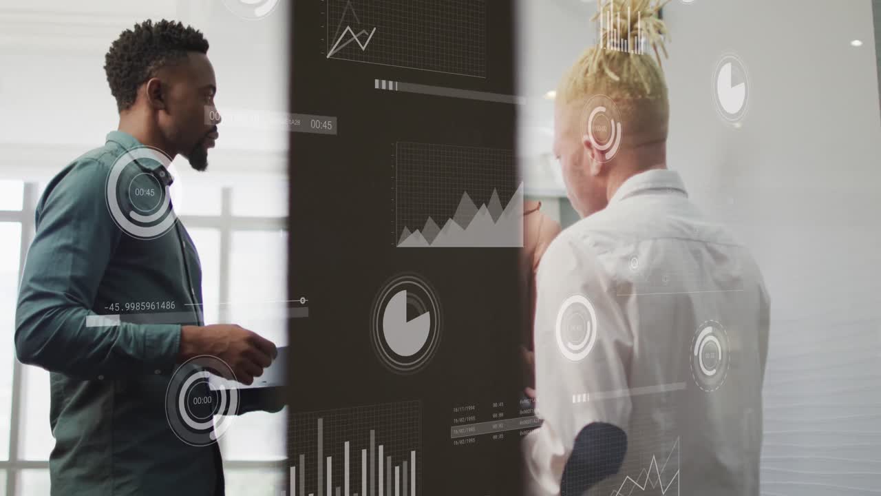 animación del procesamiento de datos sobre diversas personas de negocios en la oficina