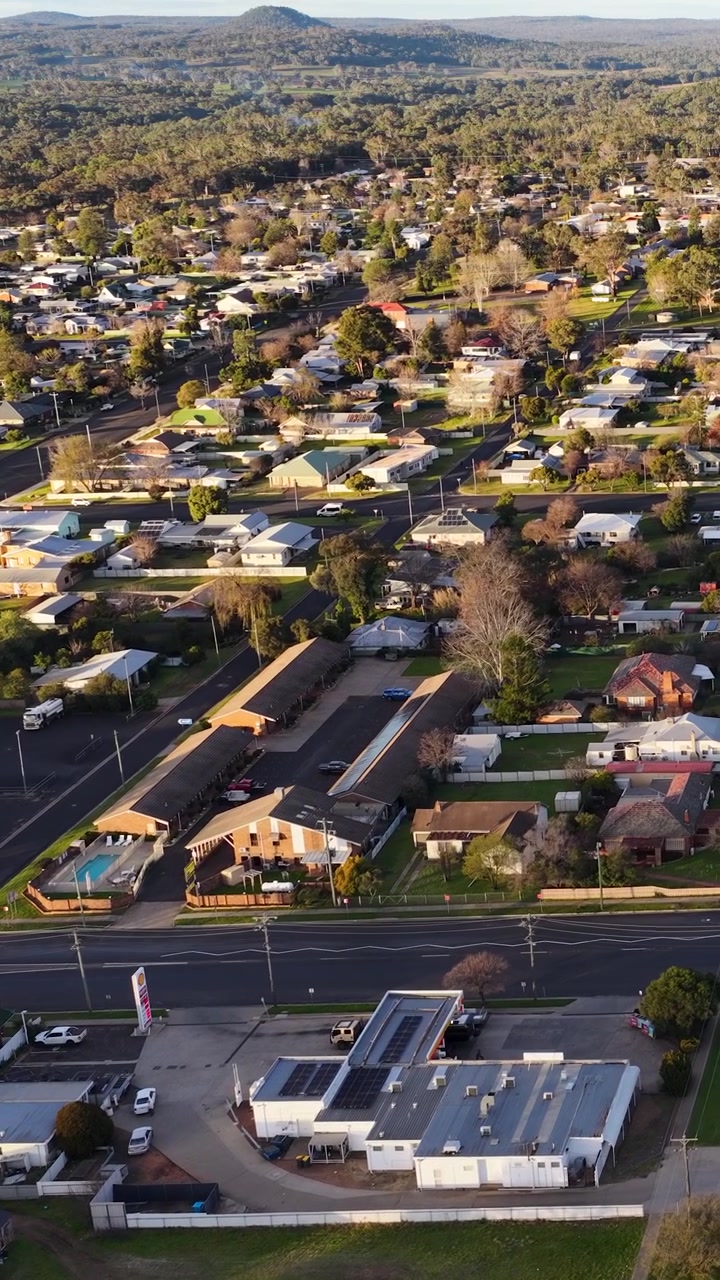 Ripresa aerea con drone di case e strade a Coonabarabran, Nuovo Galles del Sud, Australia.