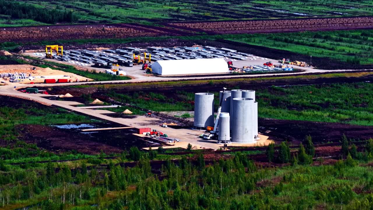 Fundamente von Windkraftanlagen während der Bauphase im ländlichen Lettland, Luftaufnahme.